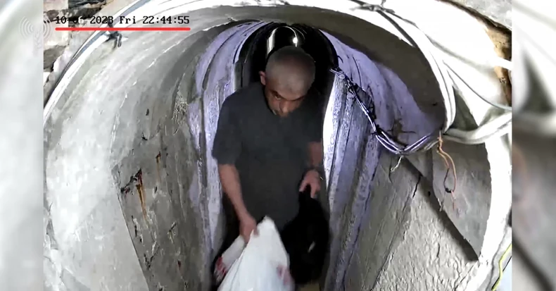 ВИДЕО: Објавена снимка од убиениот лидер на Хамас, Синвар со семејството во тунелите: „Видете само што држи во раце“