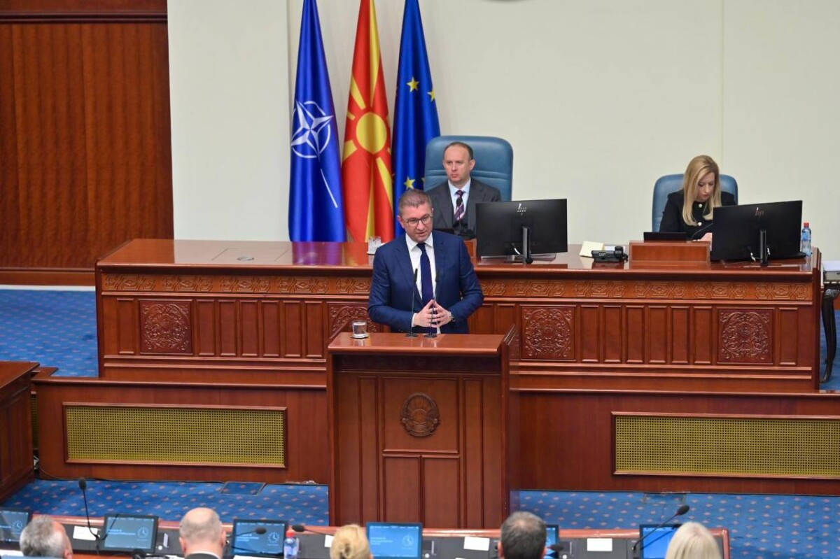 Мицкоски кон Филипче: Вие коленичевте и ја распродававте Македонија за провизии, а ние се бориме за националните интереси и на прав пат сме да ја внесеме Македонија во ЕУ каде што и е местото