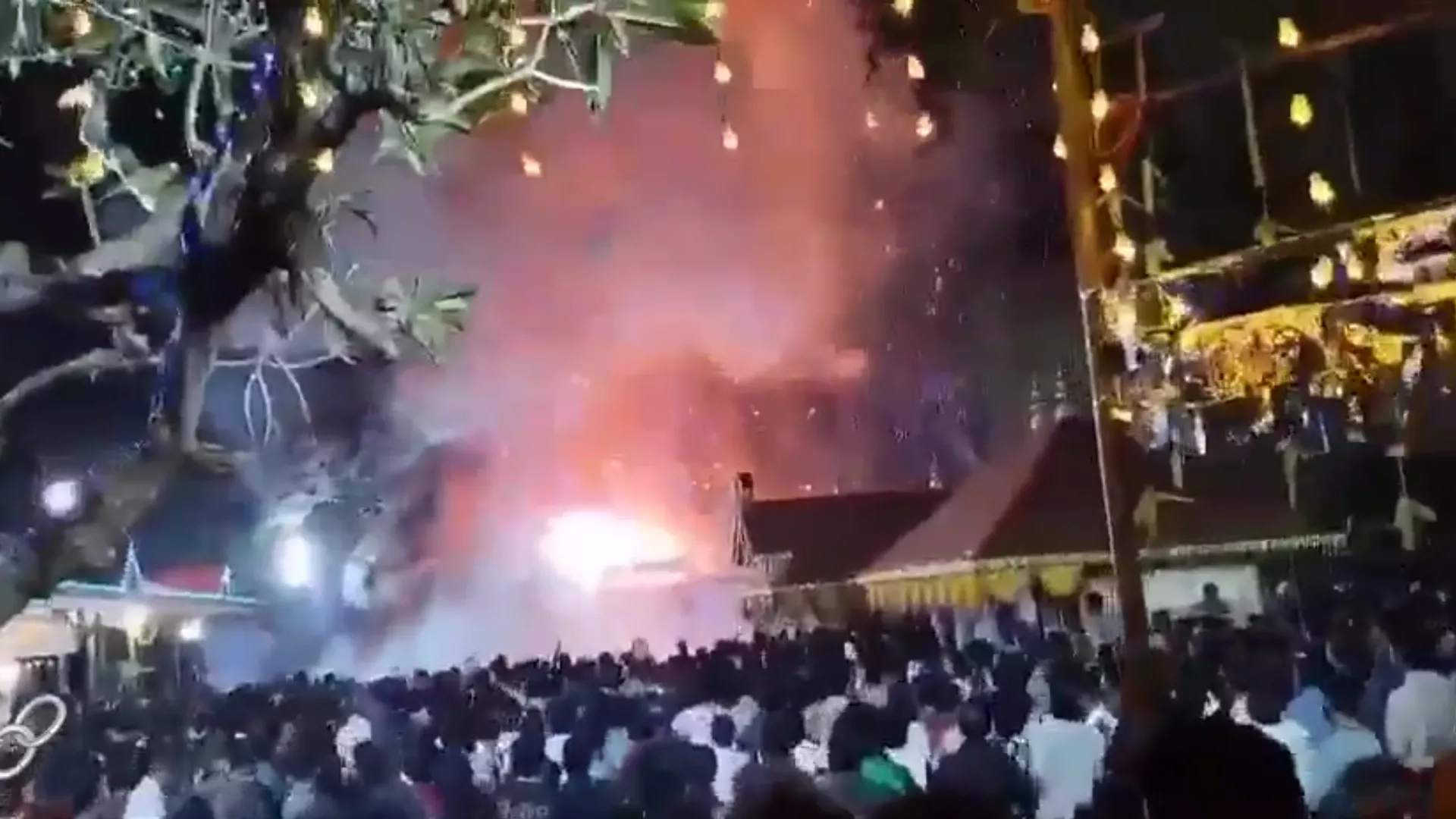 ВИДЕО Се запали и експлодира магацин со пиротехнички средства во близина на храм во Индија: Повредени 150 верници!