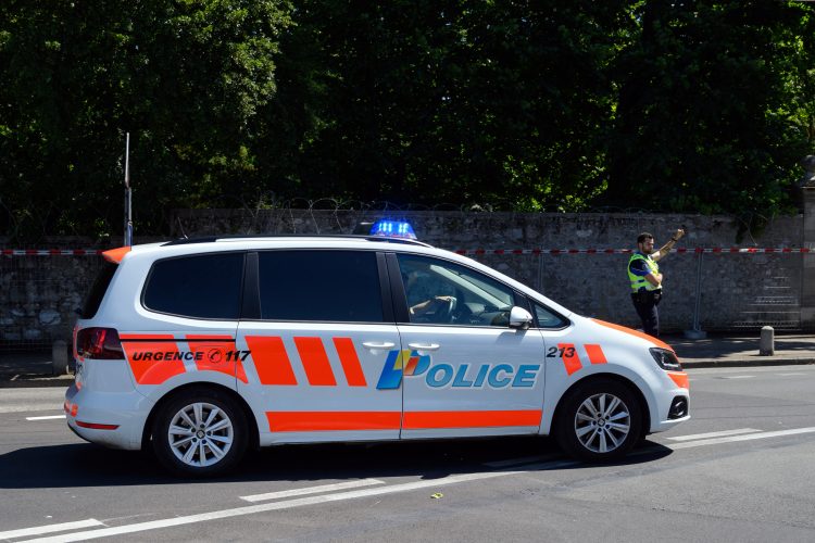 Три деца ранети во напад со нож во Швајцарија, едно тешко повредено