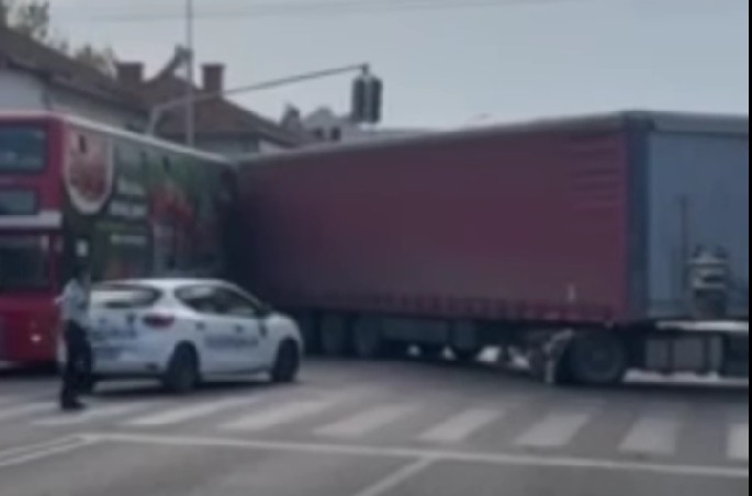 Сакал да сврти полукружно на две полни линии: Несреќа меѓу шлепер и автобус кај Ѓорче Петров!