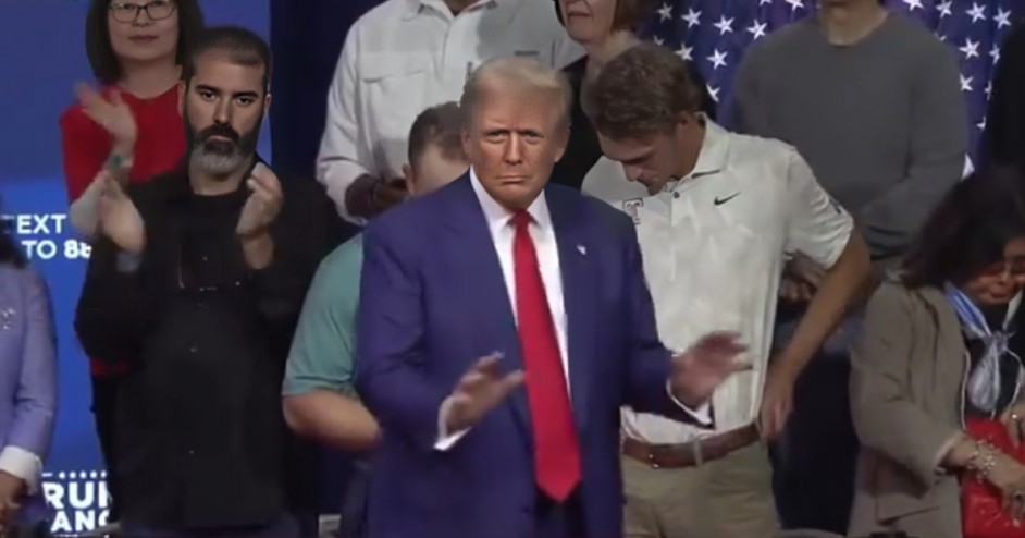 ВИДЕО Трамп танцуваше 40 минути на сцената по митингот, никој од присутните не сакаше да си замине!