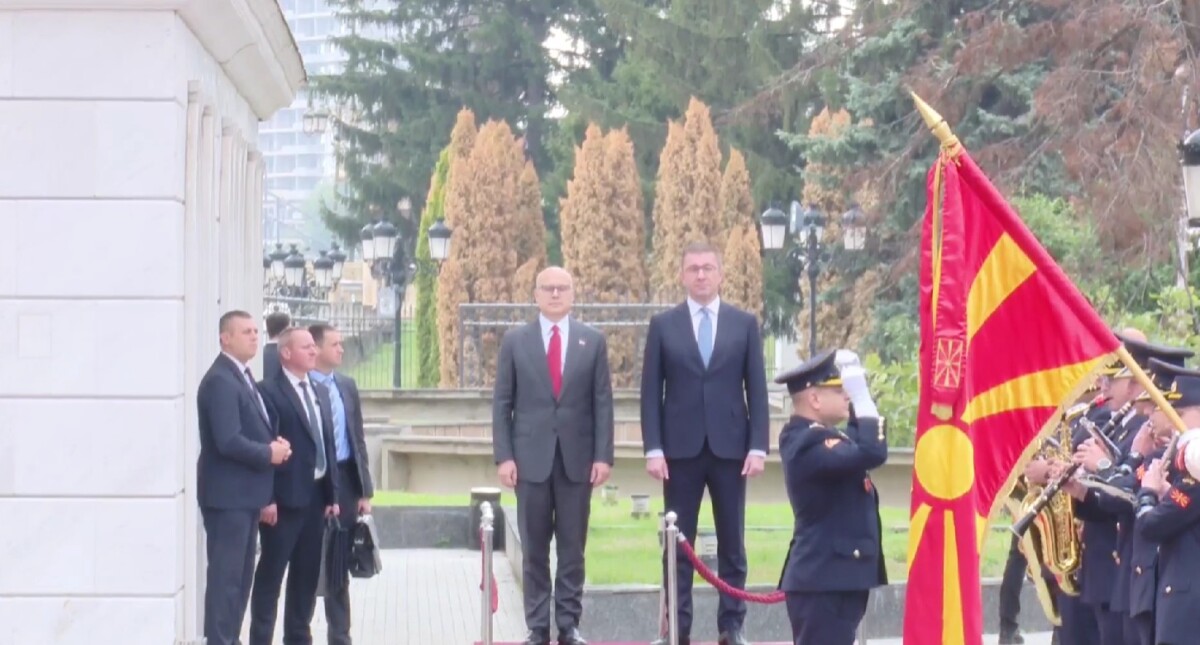 ВИДЕО: Мицкоски го пречека Вучевиќ 
