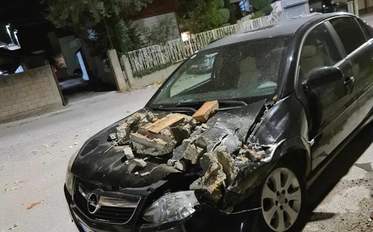 ФОТО: Оштетени автомобили, згради без покрив – големи штети во Битола