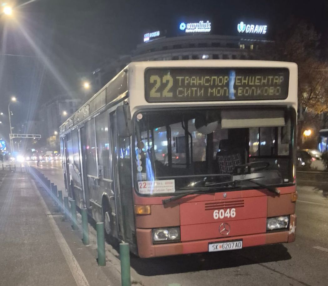 ВИДЕО Паркиран автобус на линија 22 повеќе од 48 часа го блокира булеварот Партизански одреди
