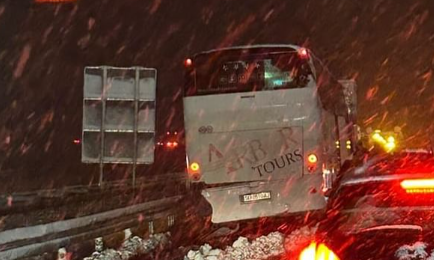 ФОТО: Македонски автобус заглави во снежните наноси во Србија