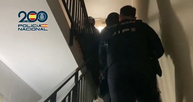 Во Шпанија во ѕидовите на куќата сокрил 20 милиони евра, до неодамна беше началник на полицијата