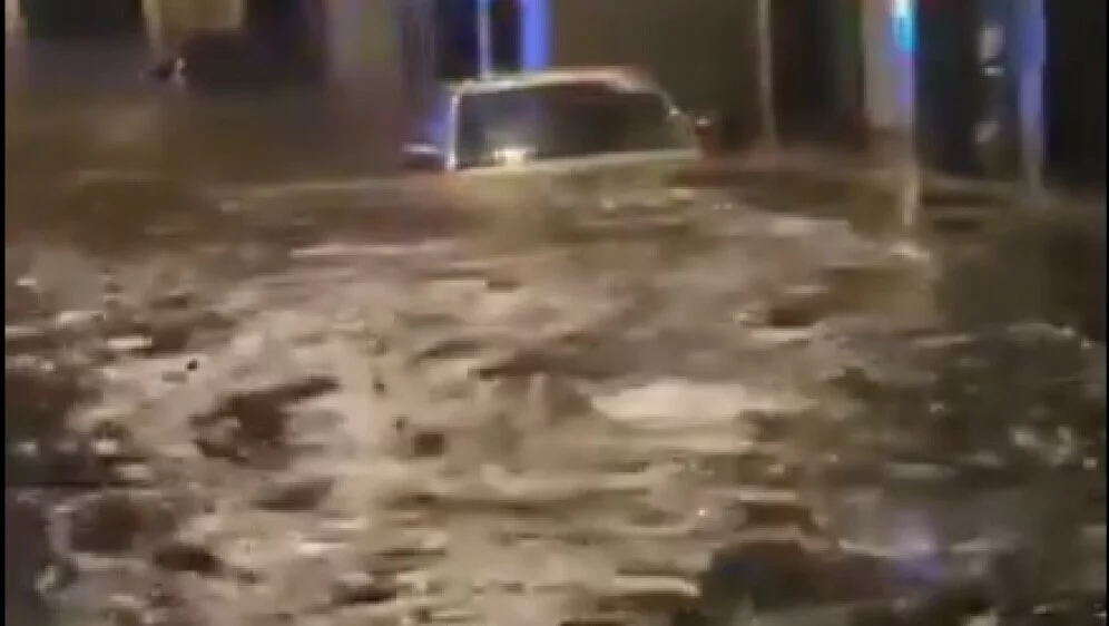 ВИДЕО Снежна бура се закани на дел од Европа: Застрашувачка снимка од порој вода што минува низ градот
