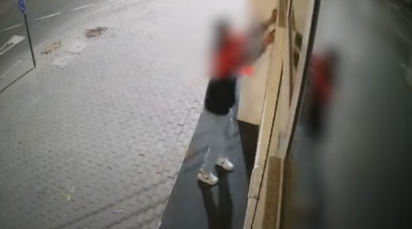 Случајот со откорнатата табла од српскиот Конзулат во Куманово расчистен, приведен малолетник
