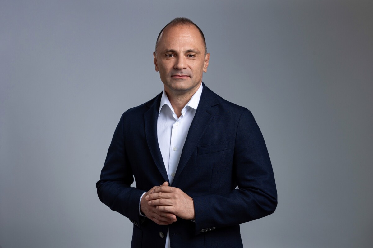 Филипче и на албански го честита Денот на албанската азбука: Јазикот не е само средство за комуникација, туку и основен столб на идентитетот, културата и правата