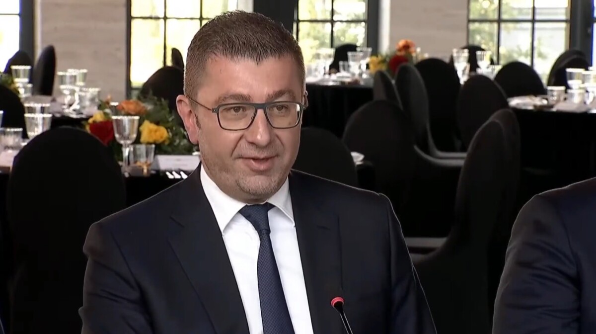 Апсурд од премиер: Мицкоски кој врши партизација ветува деполитизација, велат од СДСМ