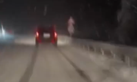 ВИДЕО Снегот го блокираше Плетвар: Десетина возила заглавени!