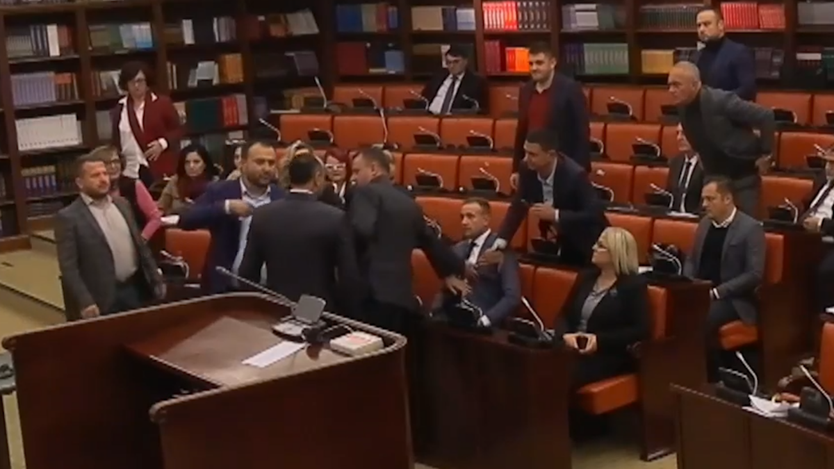 <span style="color: red;">ВИДЕО</span> Нов хаос во Собрание, овој пат меѓу пратеници од СДСМ и ВМРО-ДПМНЕ
