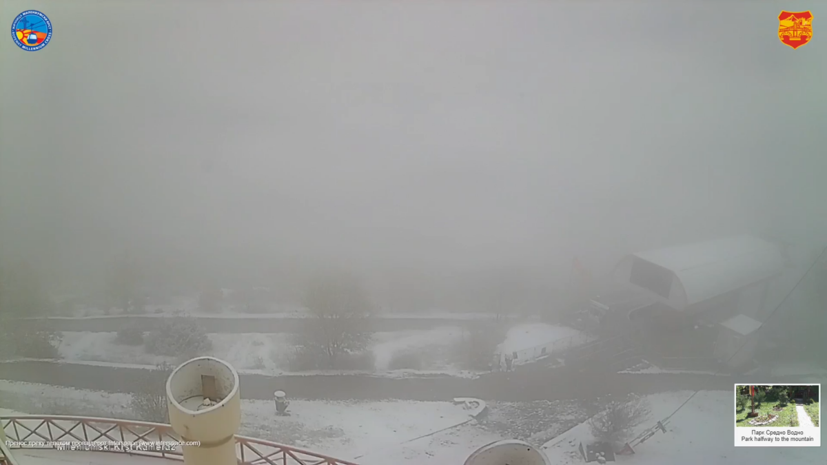 <span style="color: red;">ВИДЕО</span> Водно утрово е бел, први врнежи од снег во Скопје за оваа година