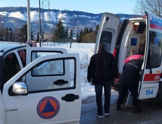 Успешна евакуација на постара жена од викендичка во Леуново поради тешки временски услови и здравствени проблеми
