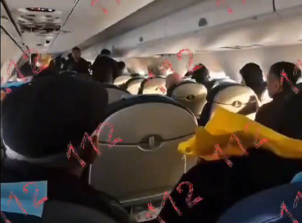 ВИДЕО Се појави наводна снимка од авионот пред да се урне во Казахстан: Еден маж снимил порака до сопругата, други се молат