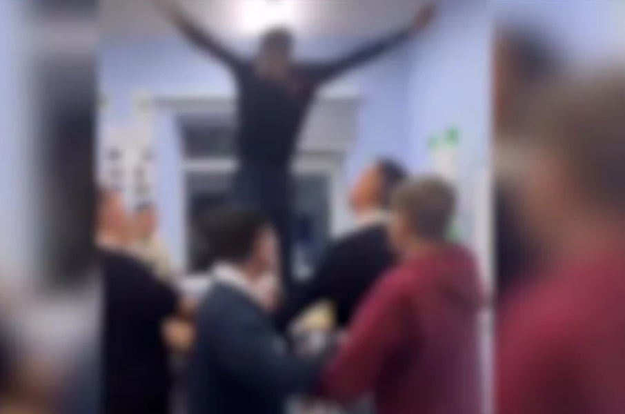 ВИДЕО Опасен тренд на ТикТок: Повреди со фатални последици, 11 средношколци завршиле со скршеници по телото и тешки повреди