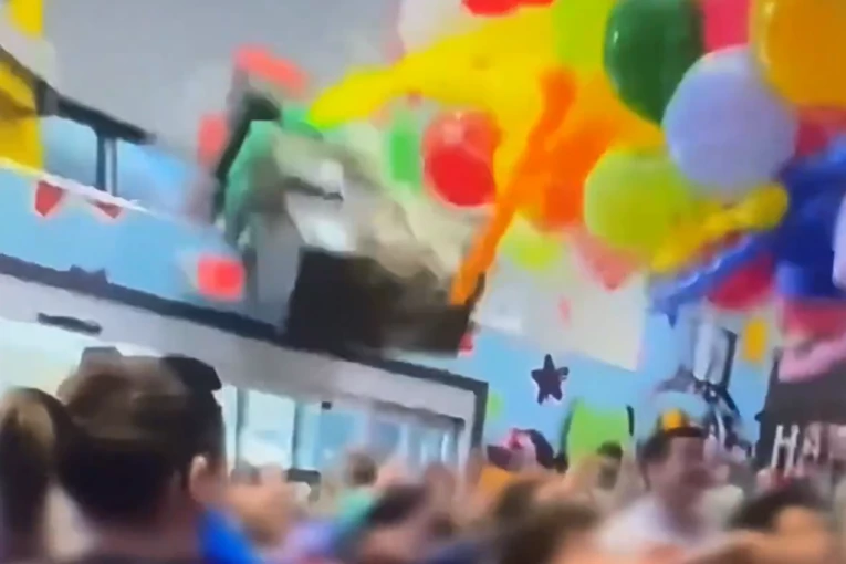 ВИДЕО Ноговодишен хорор, се урна џиновска лего инсталација во детска игротека