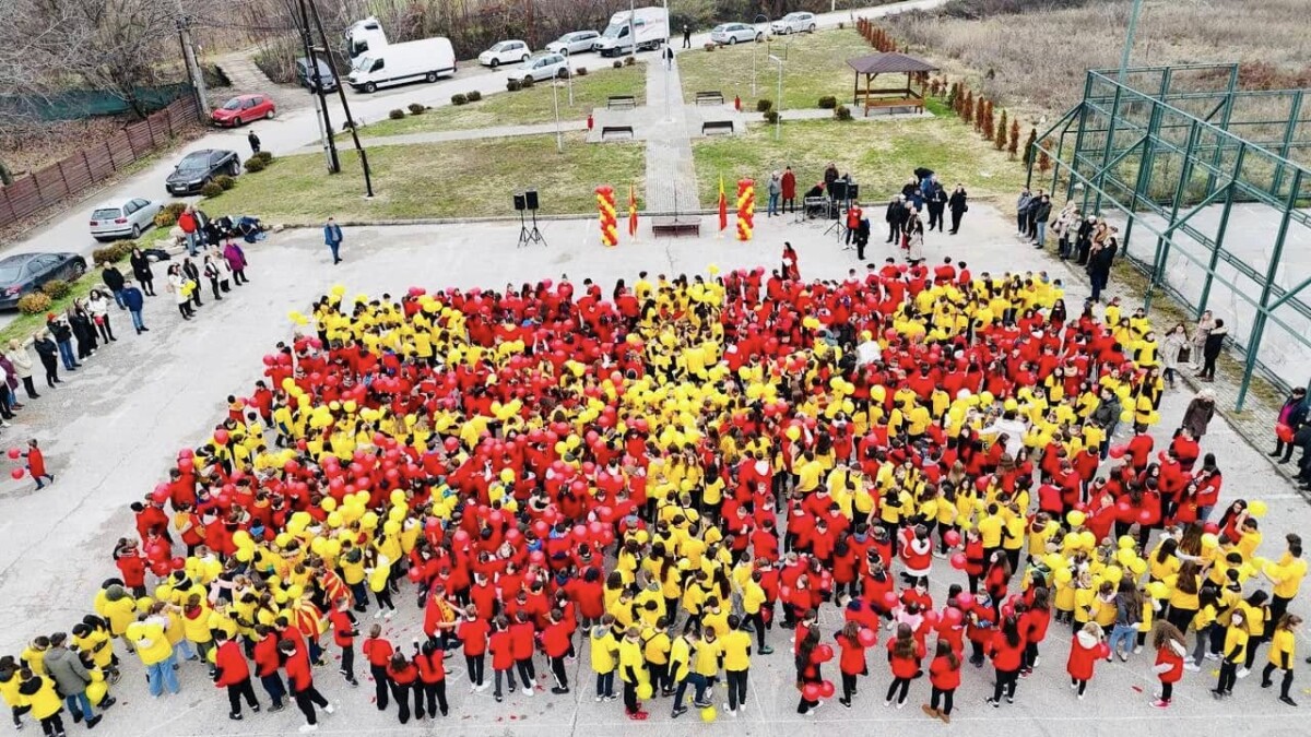 ФОТО Над 1200 ученици го формираа најголемото македонско знаме