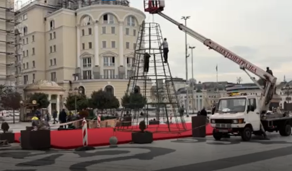ВИДЕО Празничната магија започнува: Новогодишната елка се поставува на плоштадот во Скопје!