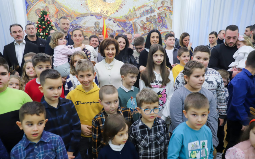 Новогодишни пакетчиња и детска радост во Кабинетот на претседателката Сиљановска Давкова