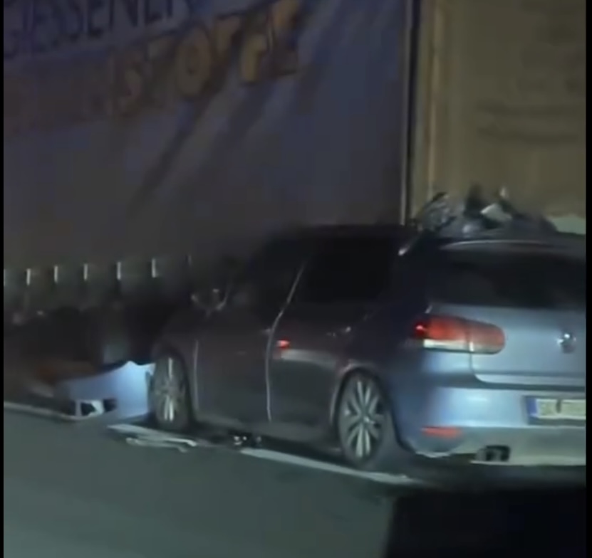 Тешка несреќа во Србија: Автомобил со скопски таблички се заби под камион