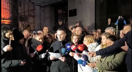 ВИДЕО ДУИ и поддржувачи дојдоа пред Уставен суд и најавија дека ќе останат ден и ноќ: Стража на јазикот