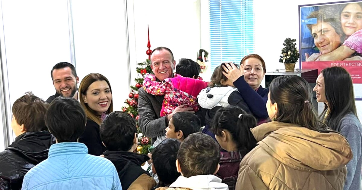 Таравари со сопругата им донесоа новогодишни пакетчиња на децата во СОС!
