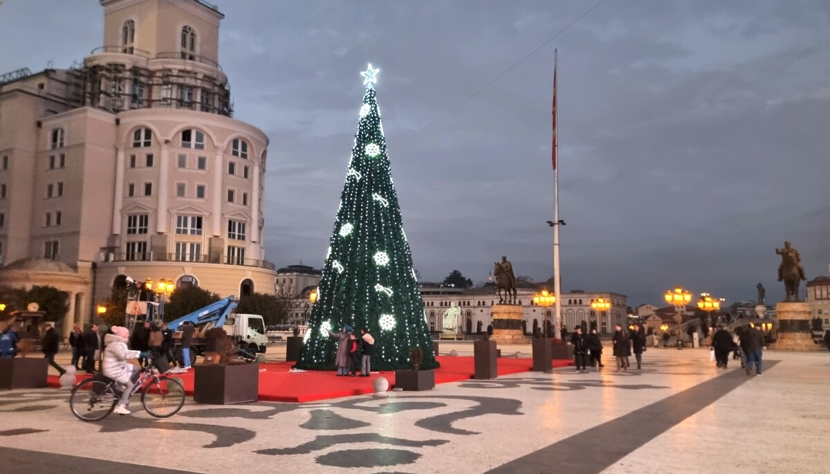ВИДЕО Блесна новогодишната елка на плоштадот „Македонија“