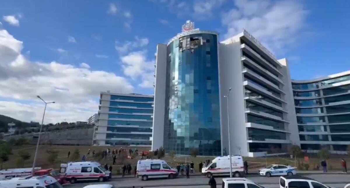 ВИДЕО Хеликоптер удри во зграда на болница во Турција – има загинати, ова ли е причината?!