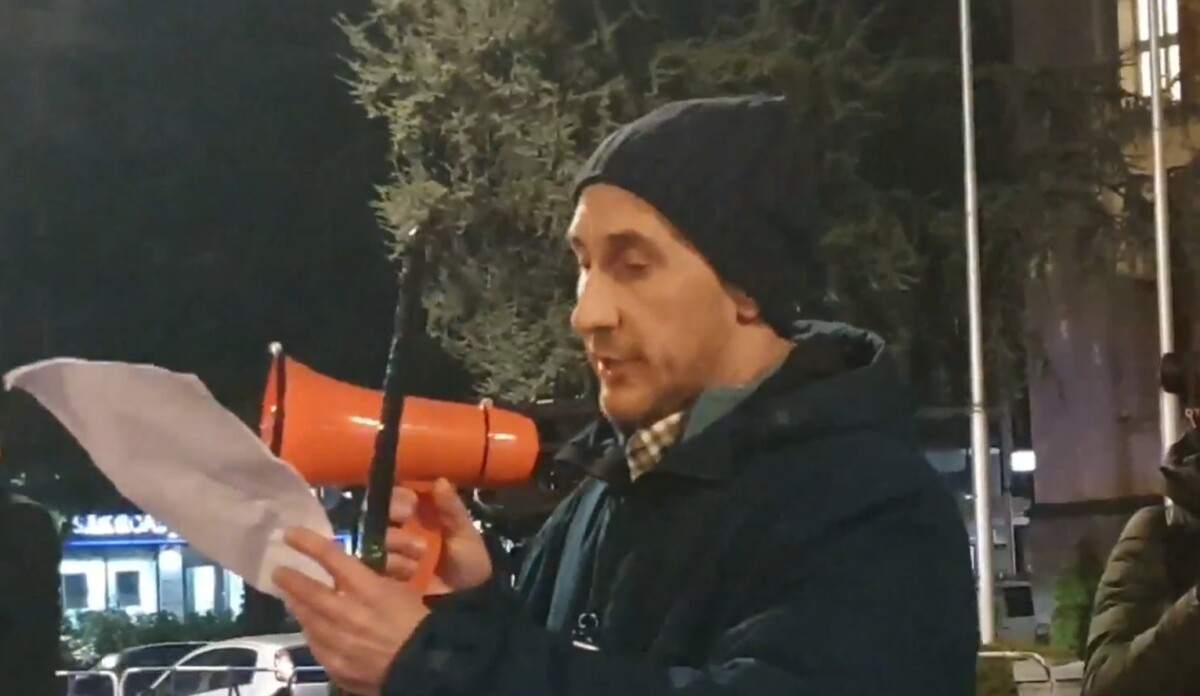 „Амбасадите повеќе се грижат од нашите избраници, овие парите ги чуваат за тендери“ – Протест на граѓаните за чист воздух!