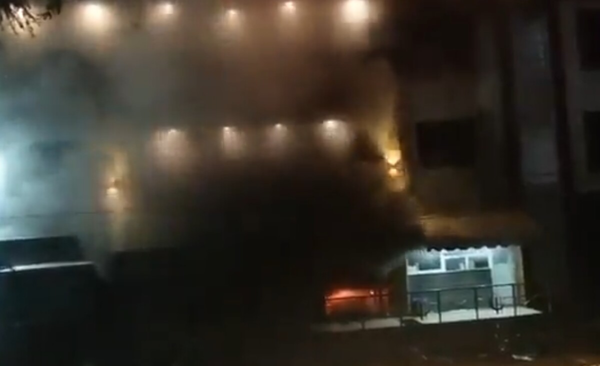 Гори болница во Индија! Мртвите се извлекуваат, по многумина се трага, снимката од местото на несреќата е морничава!