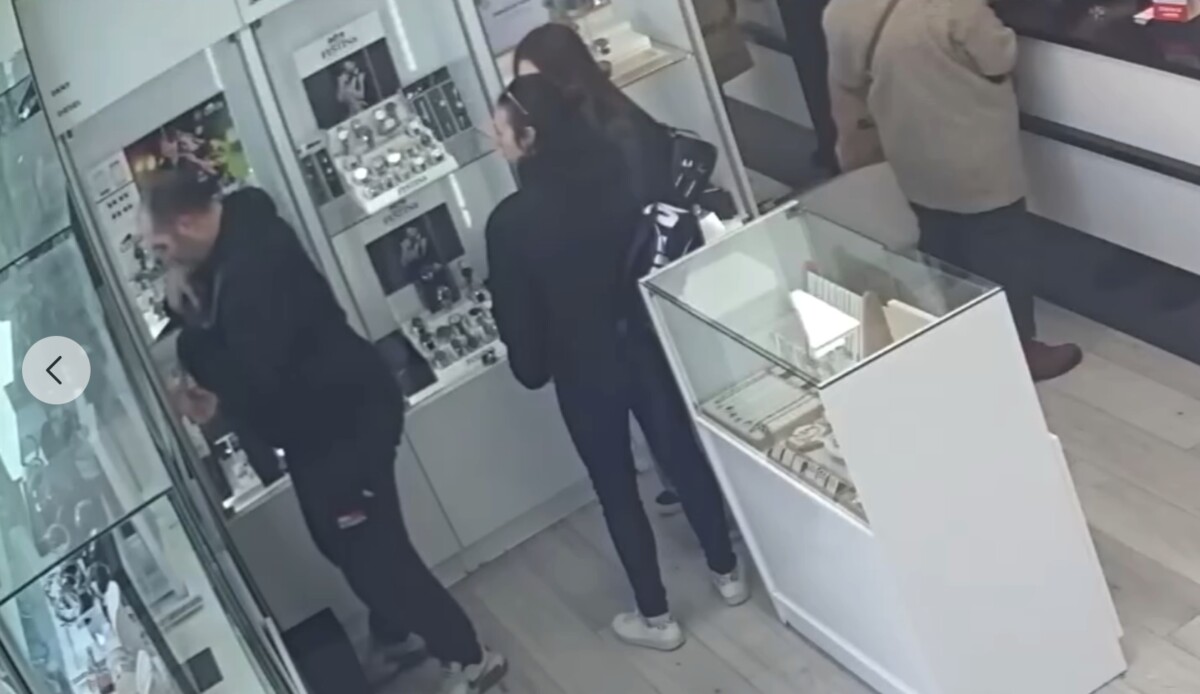 ВИДЕО Пред камери украде часовник од продавница во Прилеп, доколку го препознате јавете се!