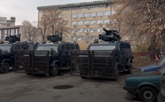 ВИДЕО Зголемено полициско присуство околу Уставниот суд и Собранието