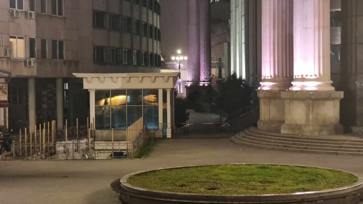 ФОТО Мирно на барикадите, ниту ДУИ-исти ниту шатори пред Уставен, судот го чува полиција