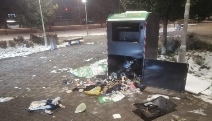 ФОТО Вандализам на плоштадот „Делфина“ во Влае: Малолетници го уништиле контејнерот за токсичен отпад
