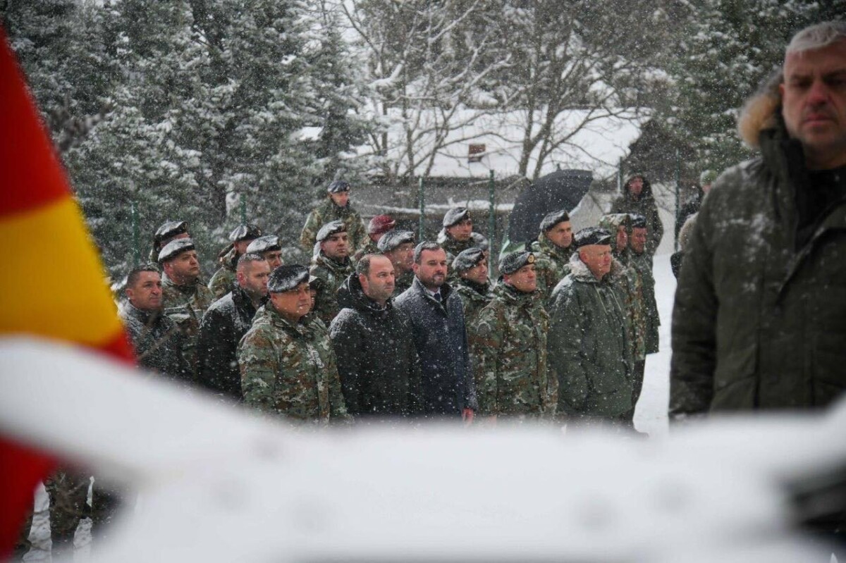 Со едноминутно молчење и полагање свежо цвеќе беше одбележана седумнаесет годишнината од хеликоптерската несреќа во која животите ги загубија 11 припадници на Армијата