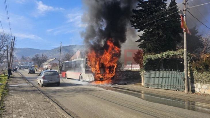 ВИДЕО Автобус на ЈСП се запали во Сопиште