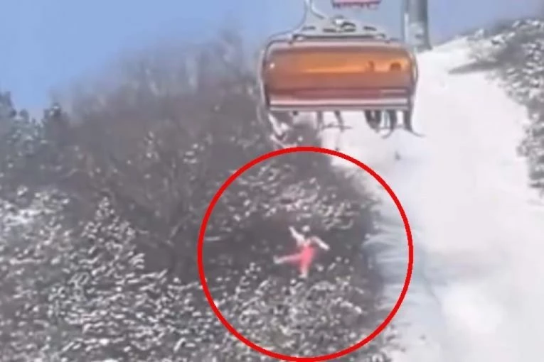 Вознемирувачко видео: Девојче падна од жичарница, пренесено во болница!