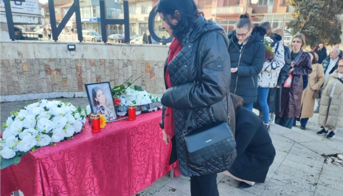 Граѓаните и денеска со свеќи и цвеќе ѝ оддадоа почит на Фросина