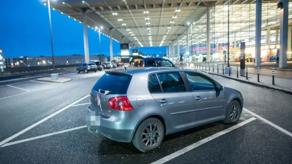 Мистерија на аеродром, никој не знае што се случува: Паркиран голф за една година „заработи“ 200.000 евра казна!