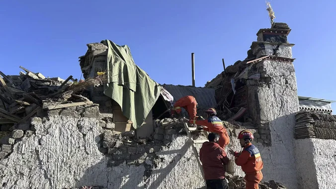 ВИДЕО Први снимки од земјотресот во Мексико: Земјата не мирува, луѓето во паника!