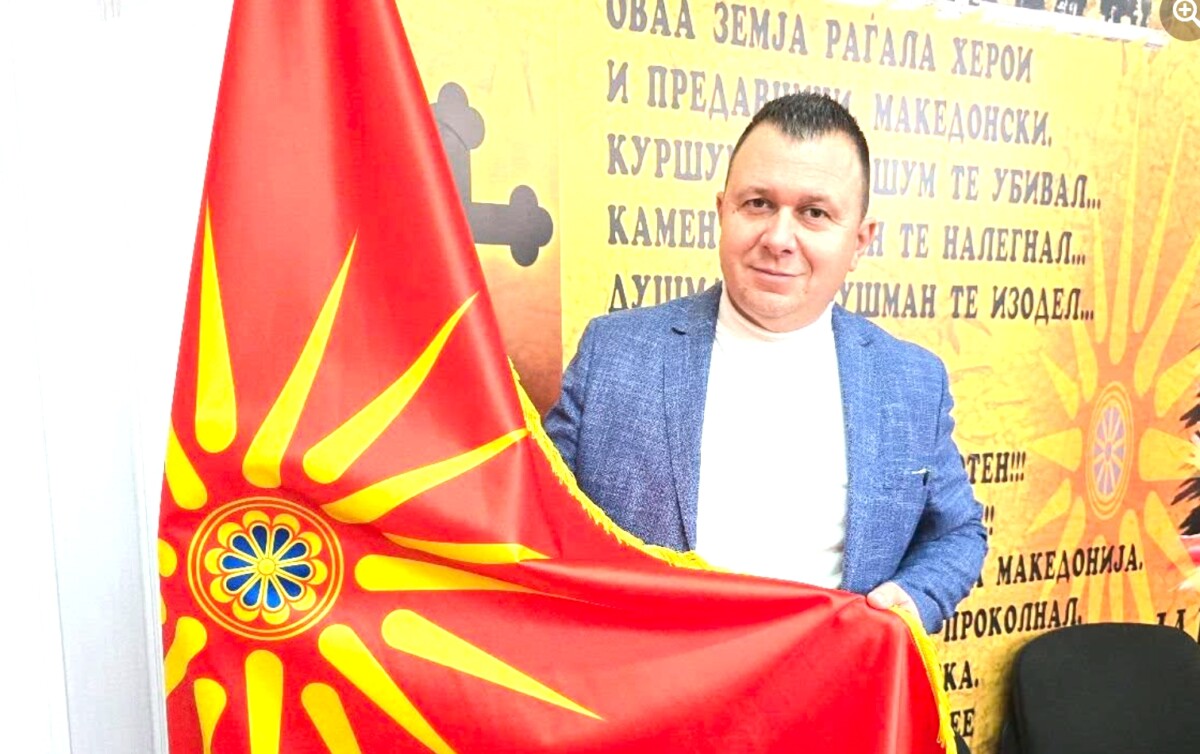 Заменик директорот во „Македонски шуми“ дели бесплатно 50 знамиња со Сонцето од Кутлеш