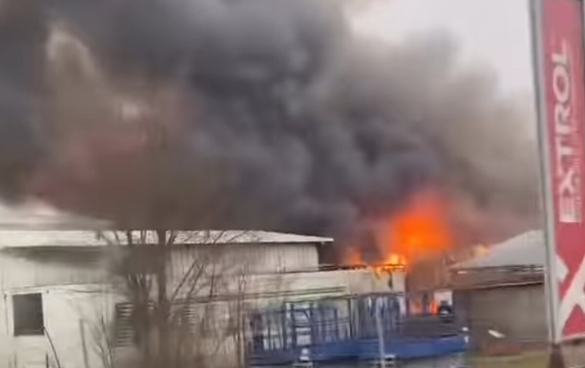 ВИДЕО Експлозија во Земун, па огромно разгорување: Пожар зафати 1.000 м2, голем број пожарникари на терен