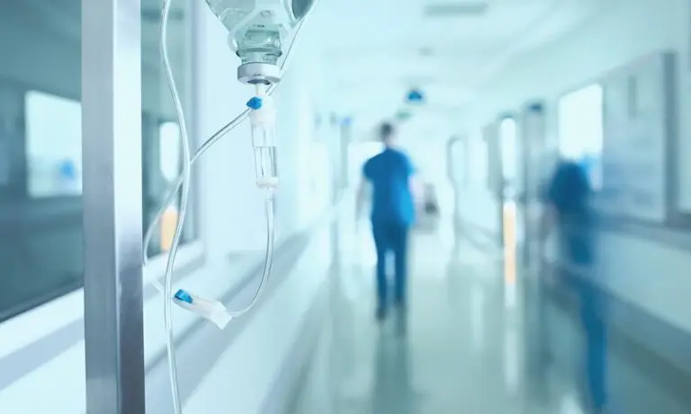 Пациент избодел медицинска сестра: Лекарите се борат за нејзиниот живот