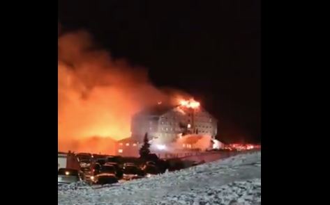 ВИДЕО Родителите ги фрлаа децата од прозорците – Застрашувачко видео од пожарот во хотелот