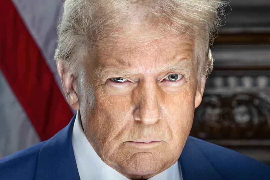 Претседателскиот портрет на Трамп има неверојатна сличност со неговата фотографија од затворот во Џорџија