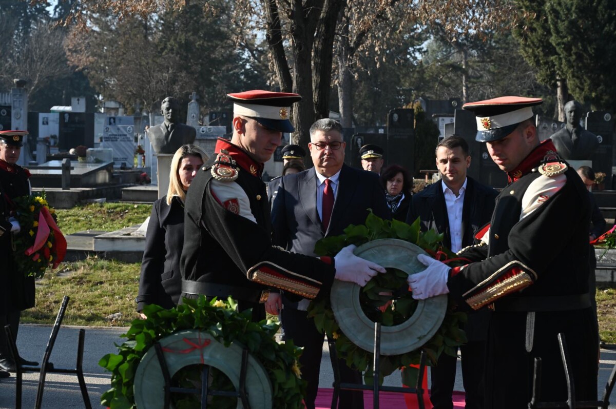 Делегација на Владата положи цвеќе на вечното почивалиште на Киро Глигоров
