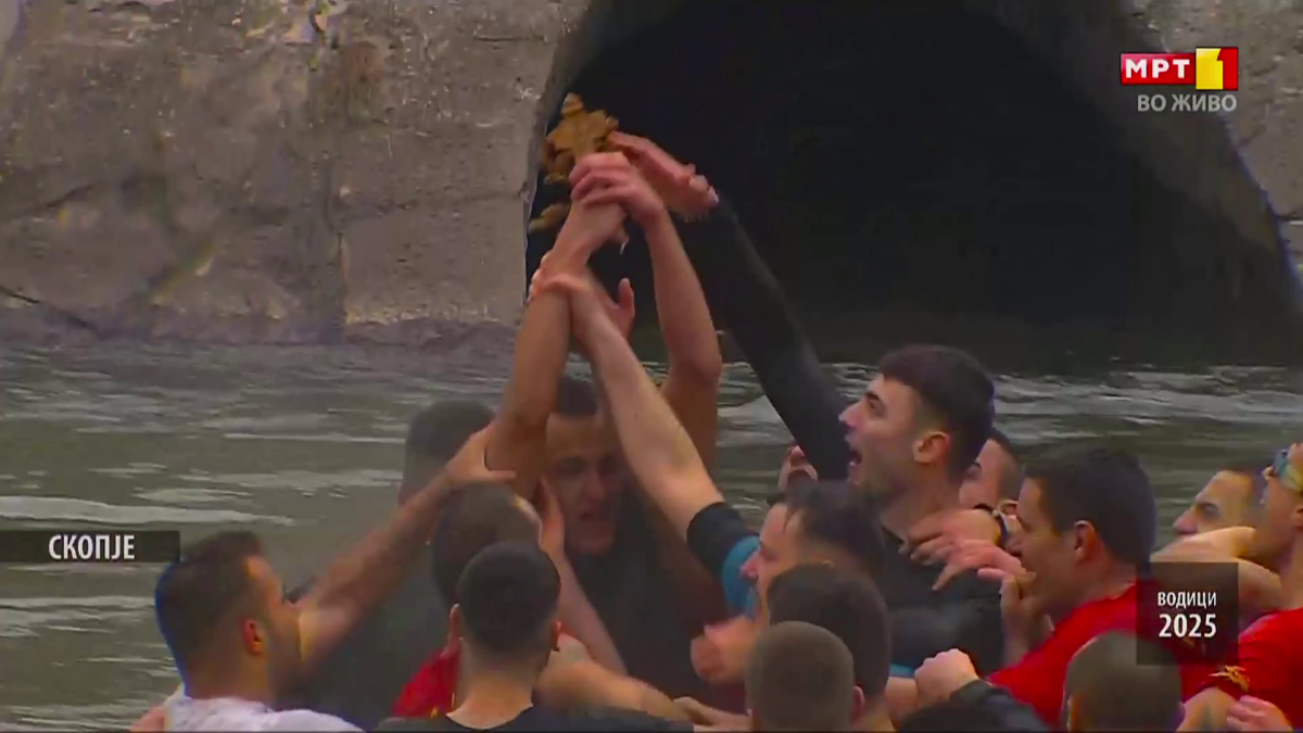 ВИДЕО Теодор Јовески го фати светиот крст во водите на реката Вардар во Скопје