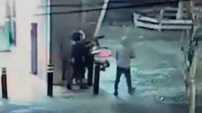 ВИДЕО Маскирани напаѓачи пукале со калашникови во метро во Брисел
